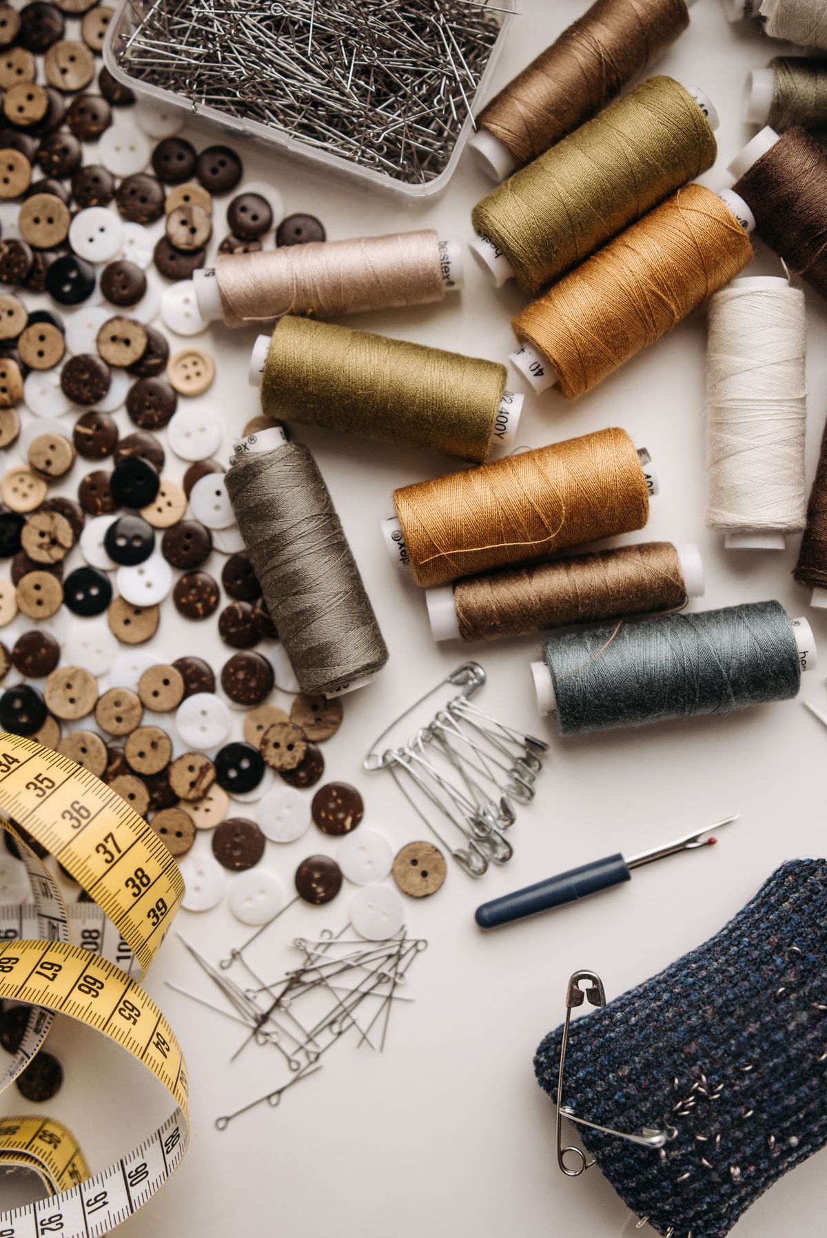 Fils et boutons de mercerie dans les tons naturels