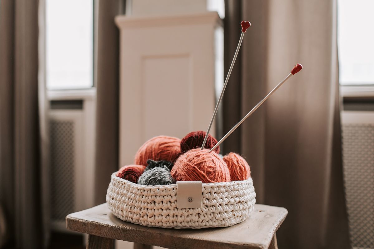 Panier au crochet rempli de pelotes